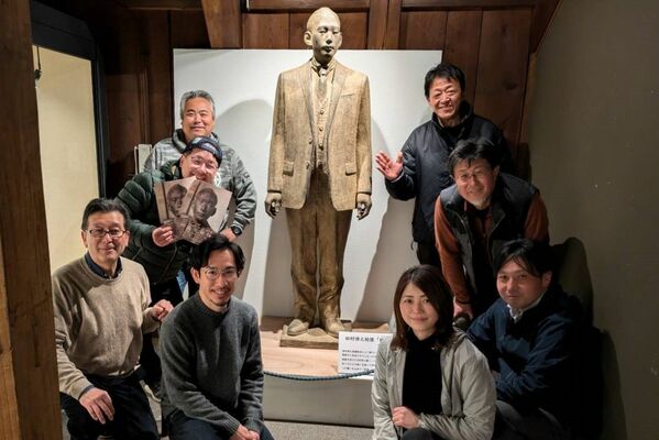 万博で展示する田村の立像と田村律之助顕彰会のメンバーら