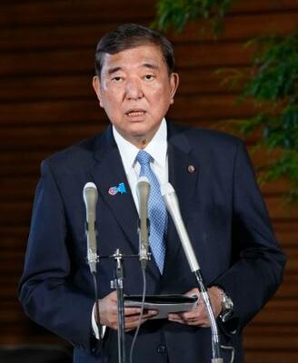 　記者団の取材に応じる石破首相。今秋の経済対策策定を表明した＝５日午後、首相官邸