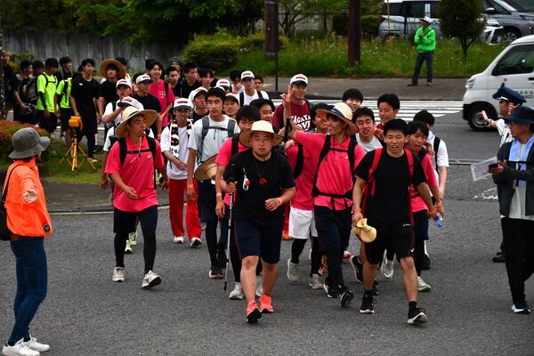 35キロを完歩しゴールする生徒たち＝15日午後６時30分、那須塩原市関谷