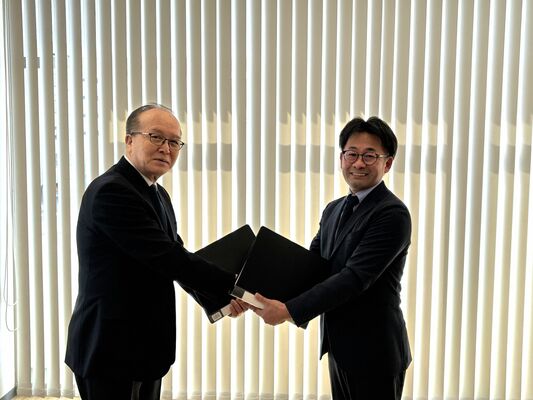 M&Aの調印式で握手を交わすアヤラ産業の中村社長(右)と正和テクノスの山崎相談役=小山市(足利銀行提供)