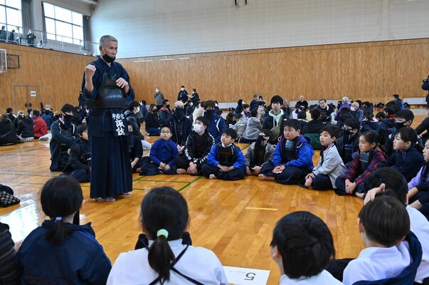ベテラン剣士の話を聞く子どもたち