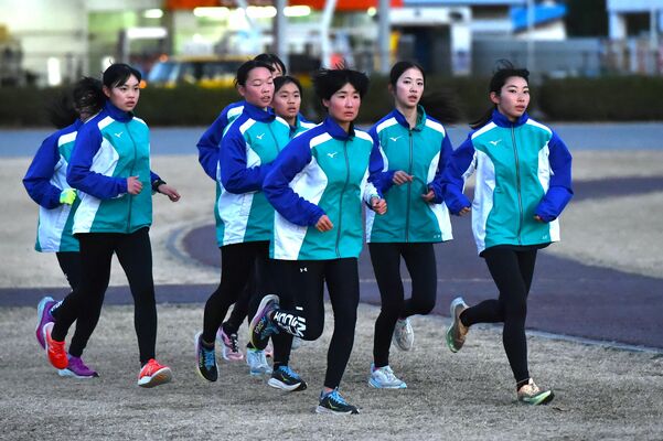大会前の最終調整を行う文星女の選手たち＝宇都宮市
