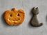 大森さんが協力して学生が制作した「ハロウィンクッキー」。右が麻炭を練り込んだもの