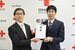日赤県副支部長の岩佐氏（右）に救援募金の目録を手渡す若菜社長＝11日午前、宇都宮市若草１丁目