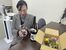 炊き出しのお礼として、被災者から贈られた日本酒や雪割草を眺める入江さん＝２月下旬、宇都宮市