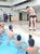 中学生に水泳を指導するオネア選手