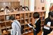 多様な作品が並ぶ「第10回記念ゲタ箱展」