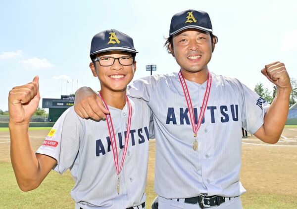 肩を組む阿久津スポーツの栗林海斗（左）と父の拓也コーチ＝エイジェックスタジアム