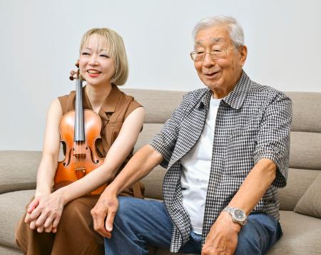 「全曲カバーを達成した記録はなさそうだし、ギネス記録を取れるかも?」と語る松浦梨沙(左)と高嶋弘之=東京都渋谷区