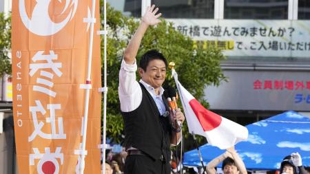 　参院選の投開票日の翌日、東京・新橋駅前での集会で手を振る参政党の神谷宗幣代表＝２０２５年７月２１日