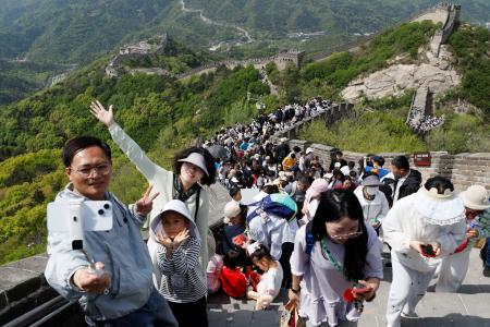 　労働節に伴う大型連休中に万里の長城を訪れた大勢の観光客＝１日、北京（共同）