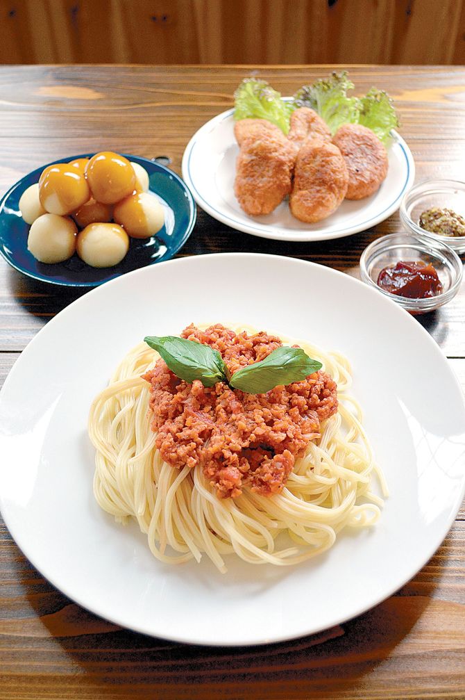とっても簡単「大豆ミートのミートソースパスタ」（写真手前）、ヘルシーな「豆腐のナゲット」（写真奥）、やわらかな「お豆腐団子」は月見団子におすすめ