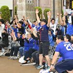 スリリングな展開に300人が釘付け　宇都宮市中心部でサッカーW杯PV　通勤通学者も、喜び分かち合う