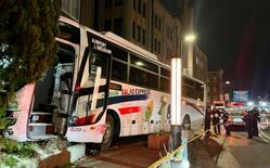 神戸でバスが建物に衝突9人負傷