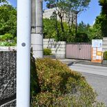 道路標識になぜ丸いシールが？　本社周辺のポールを確認　10年前の調査で…