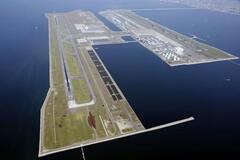 日航機、関空に緊急着陸