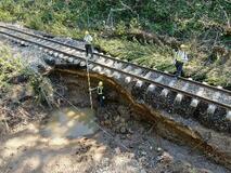 大雨で根室線の線路土台流れ運休