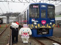 “異色”のハローキティ電車、隠れた「もう一つの顔」とは…