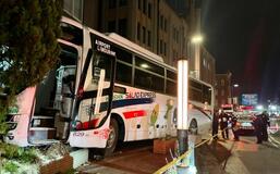 神戸でバスが建物に衝突９人負傷