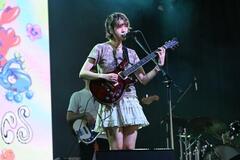 「人生で一番大きいライブだった」フジロック初出演のメイ・シモネスがファンの贈り物に歓喜【関連動画あり】