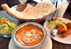 【グルメ探訪】クリーミーで程よい甘み　バターチキンカレーとナン　Red chilli Asian restaurant and bar（栃木）