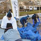 寒ざらしで増すうま味　日光東照宮でそば仕込み　600キロを氷張る池に