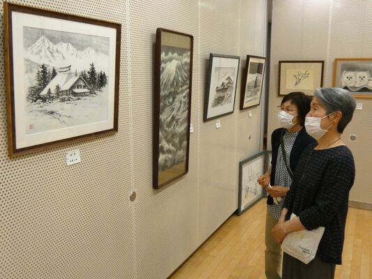 会員それぞれの力作が並ぶ展示会場