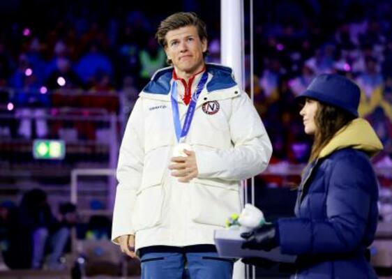 　閉会式で行われたノルディックスキー距離男子５０キロクラシカルの表彰式で、金メダルを授与されたノルウェーのヨハンネスヘスフロト・クレボ＝２２日、イタリア・ベローナ（ゲッティ＝共同）