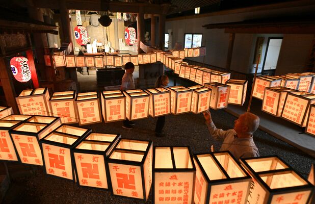 境内を幻想的な明かりで包む灯籠＝24日午後６時15分、日光市今市