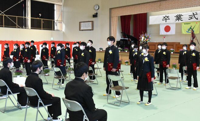 マスク着用し、「３月９日」を歌う３年生たち