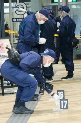 　女性が刺された現場付近で現場検証をする捜査員＝１６日午前１０時５０分ごろ、新潟市中央区