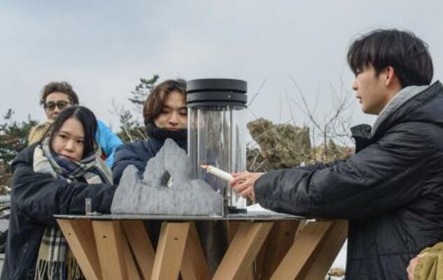 　石川県輪島市に設置された「希望の灯り」に火をともす学生ボランティア＝１日午後