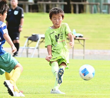 国本ＪＳＣ－ＩＳＯ　ＳＣ準々決勝　後半１分、ＩＳＯ　ＳＣ・鈴木がシュートを決める＝市貝町城見ケ丘運動公園