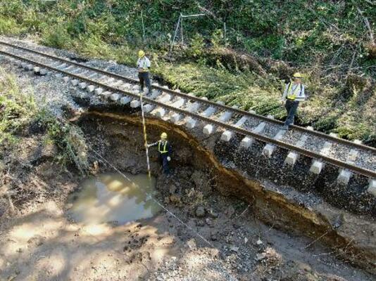 　大雨の影響で土台が流失したＪＲ根室線の線路＝２２日午前、北海道浦幌町（ＪＲ北海道提供）