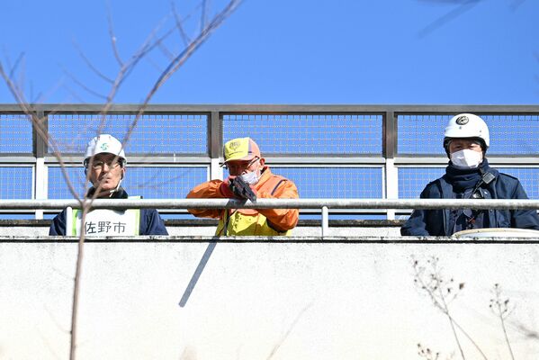 クマ出没対応訓練で銃を構える県猟友会のメンバー（中央）＝１月下旬、佐野市戸奈良町