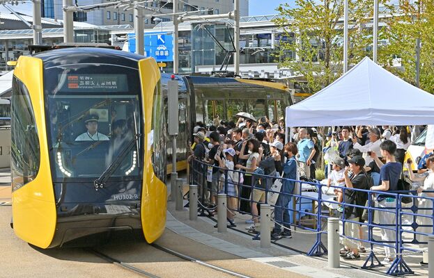 多くの観衆に見送られ出発する営業運転の一番列車＝26日午後３時、宇都宮市宮みらい