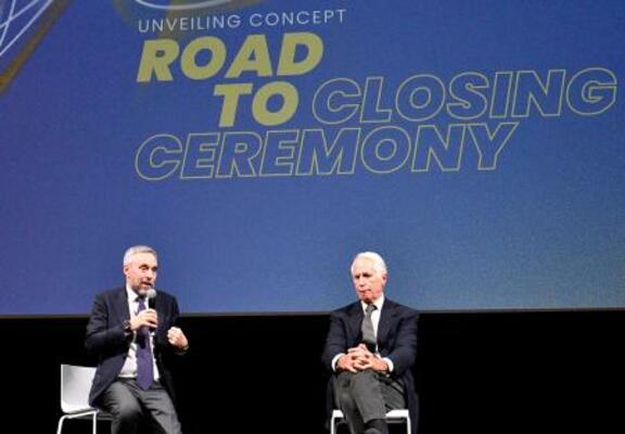 ミラノ・コルティナ冬季五輪閉会式のコンセプト発表会に登壇した大会組織委員会のバルニエCEO(左)とマラゴ会長=6日、ベローナ(共同)