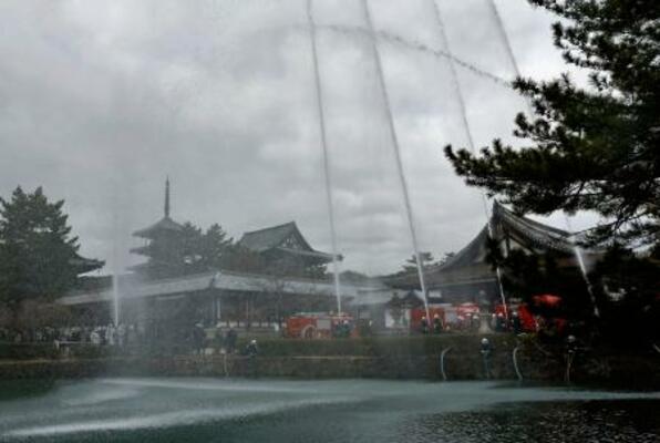 　「文化財防火デー」に合わせ、世界遺産・法隆寺で行われた放水訓練＝２６日午前、奈良県斑鳩町