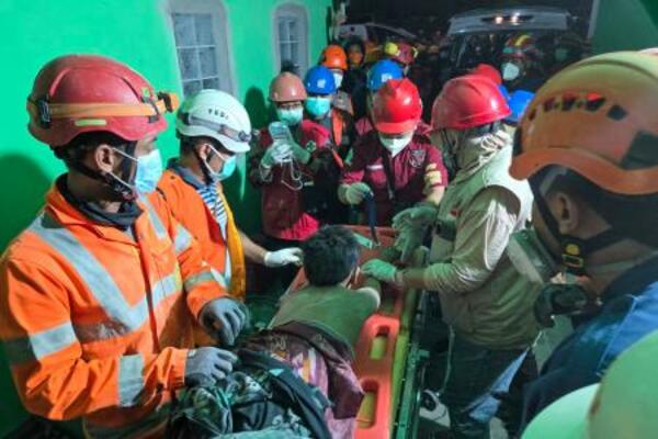 　１日、インドネシア・シドアルジョで、倒壊したイスラム寄宿学校の建物で救助活動をする救急隊員（国家捜索救助庁提供・ゲッティ＝共同）
