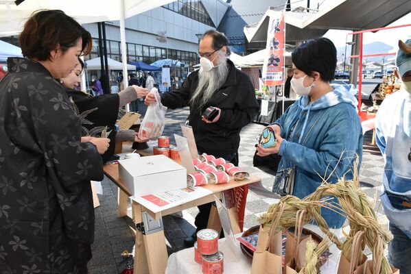 しもつかれの缶詰やどら焼きなどを買い求める来場者