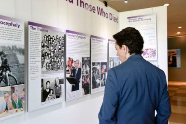 　２７日、米ニューヨークの国連本部で開かれた原爆展で写真を見る来場者（共同）