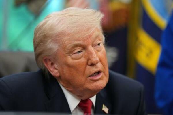 　２９日、ワシントンのホワイトハウスで記者団に話すトランプ米大統領（ＡＰ＝共同）