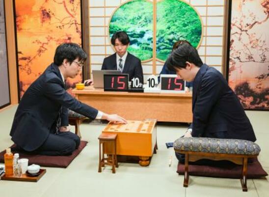 第33期銀河戦決勝で対局する豊島将之九段(左)と藤井聡太六冠=東京都渋谷区の将棋会館(日本将棋連盟提供)