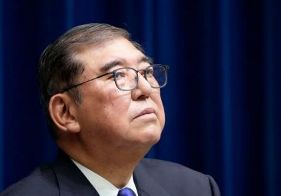 　戦後８０年に合わせた「内閣総理大臣所感」を発表し、記者の質問を受ける石破首相＝１０日午後、首相官邸