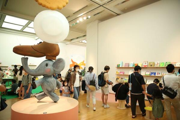 ゾウのぐるんぱ（左）などが並ぶ過去の展示会