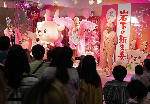 一日館長となったＺＡＺＹ（右から２人目）らが参加したセレモニー