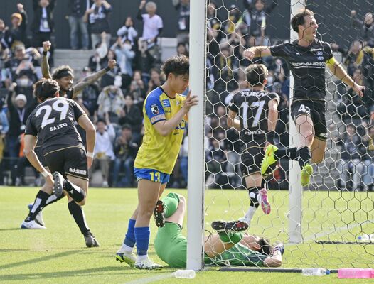 後半追加タイム、逆転シュートを決められ、うなだれる栃木ＳＣのＭＦ大曽根（中央）、ＧＫ猪越（下）ら＝ＣＦＳ、広瀬華撮影