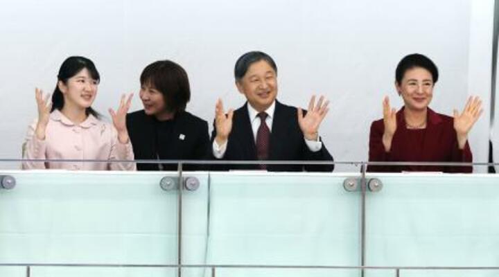 　東京デフリンピックの水泳競技を観戦される天皇、皇后両陛下と愛子さま＝２５日午後、東京都江東区の東京アクアティクスセンター（代表撮影）