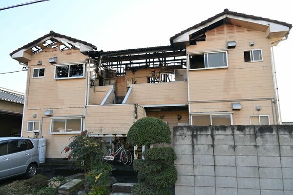 焼け跡から１人の遺体が見つかったアパート＝30日午後２時30分、足利市福富町