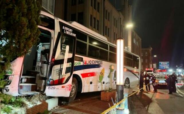 　建物に衝突したリムジンバス＝７日午後１０時１６分、神戸市中央区